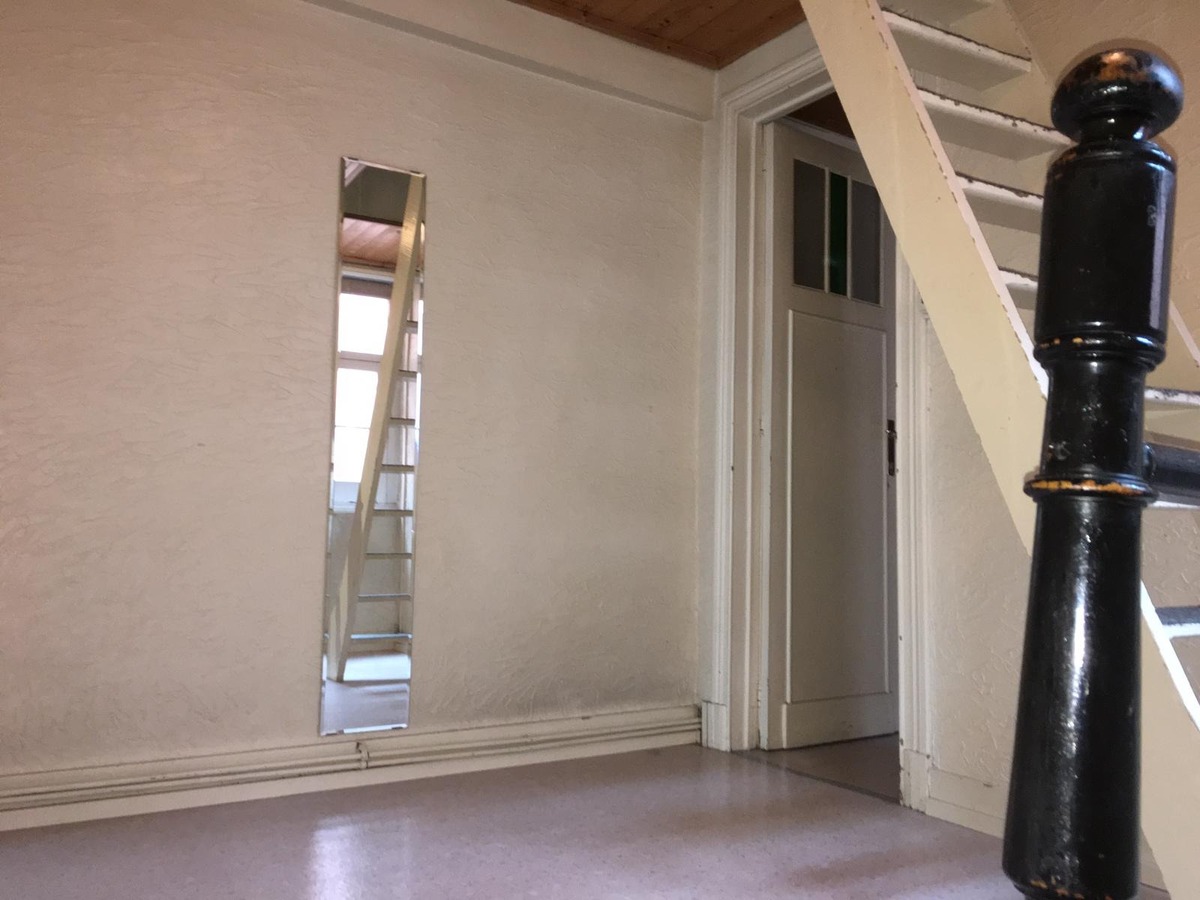 Degelijke rijwoning in de gekende Papegaaistraat. 