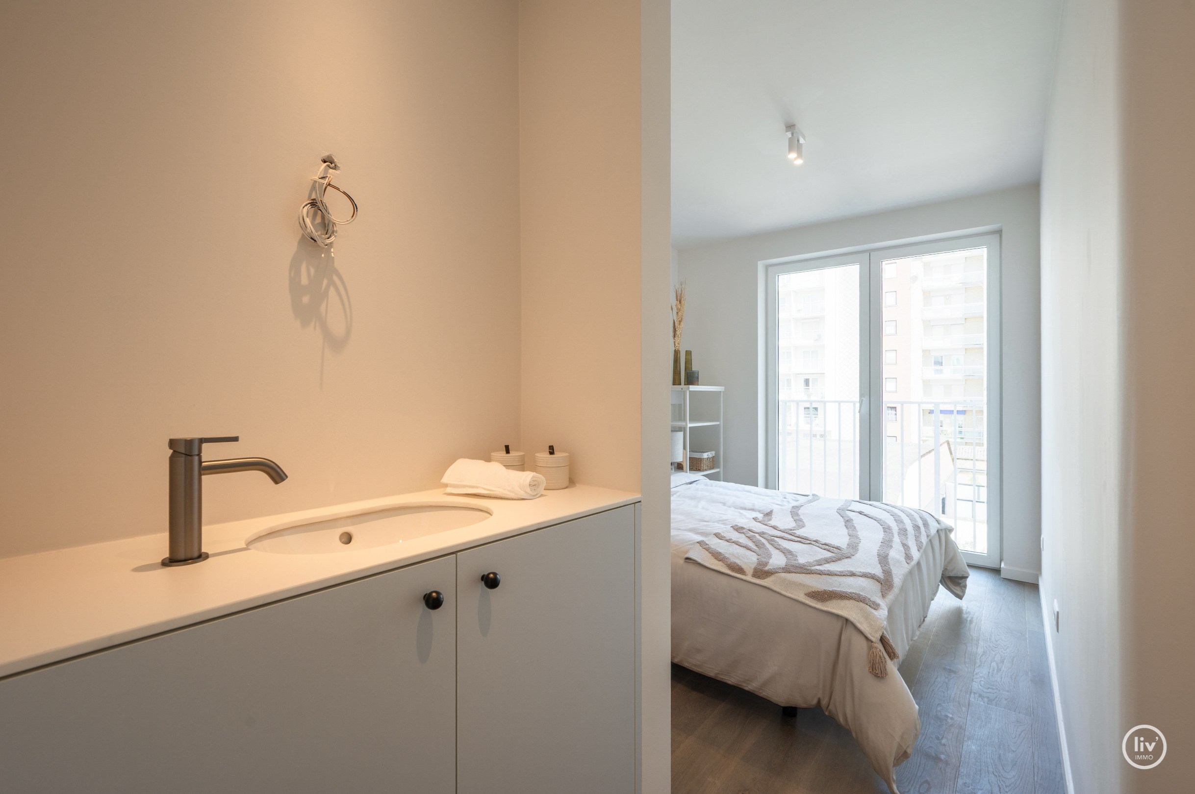 Zuidgericht nieuwbouwappartement met 2 slaapkamers op topligging aan de Kustlaan. 