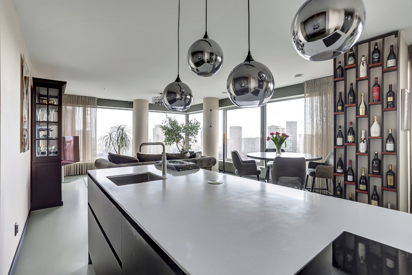 Ultiem luxe wonen in de iconische The CoolTower met spectaculair uitzicht, royaal terras (34 m²) en moderne afwerking in het bruisende hart van Rotterdam! 