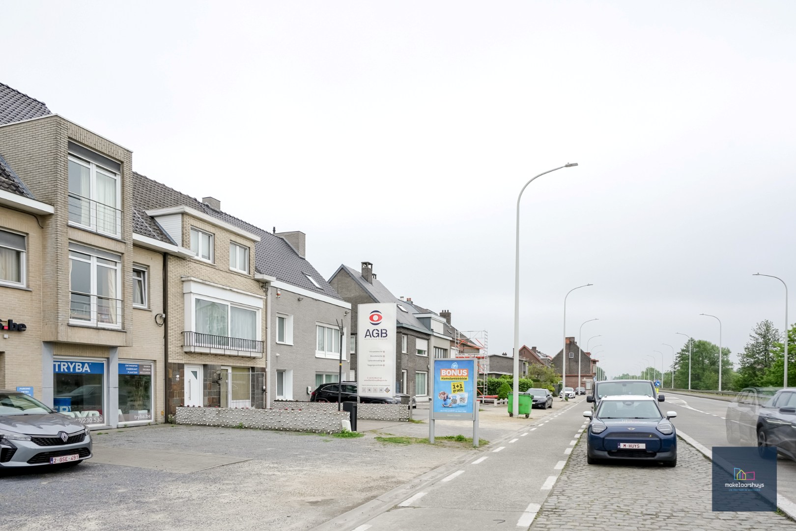 Commercieel gelegen kantoor of winkelruimte met 2 parkeerplaatsen 