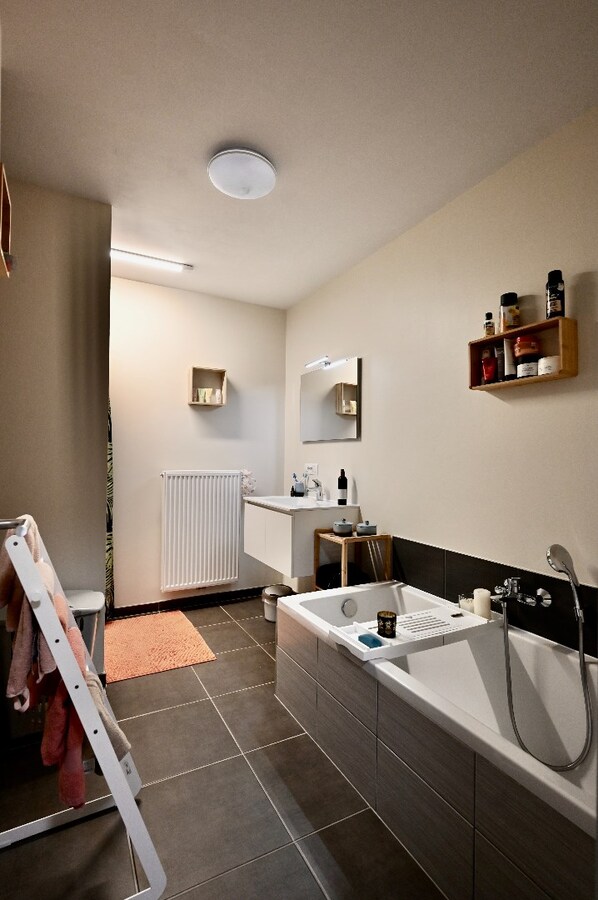 RECENTE WONING MET GARAGE EN STADSTUIN TE BREDENE 