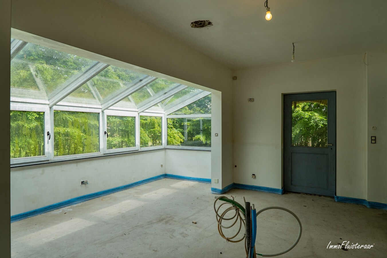 Hoogwaardige ruwbouwvilla met bijgebouw en weide 