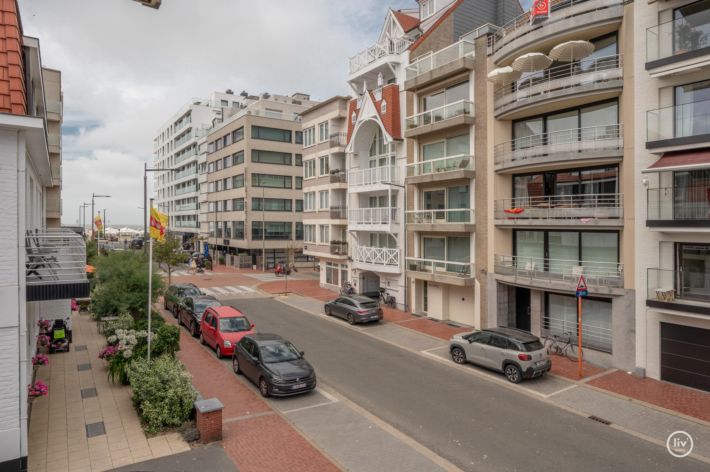 Recent gerenoveerd hoekappartement in een villaresidentie op enkele passen van de zee 