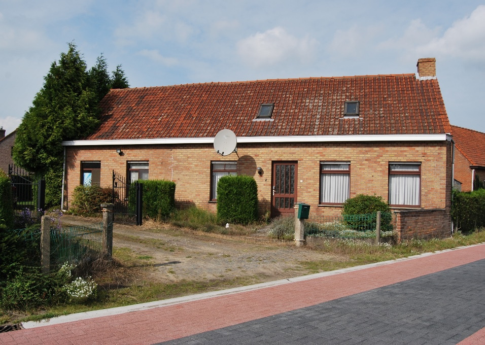 Te renoveren woning met bijgebouwen op 3516m² te Wachtebeke 