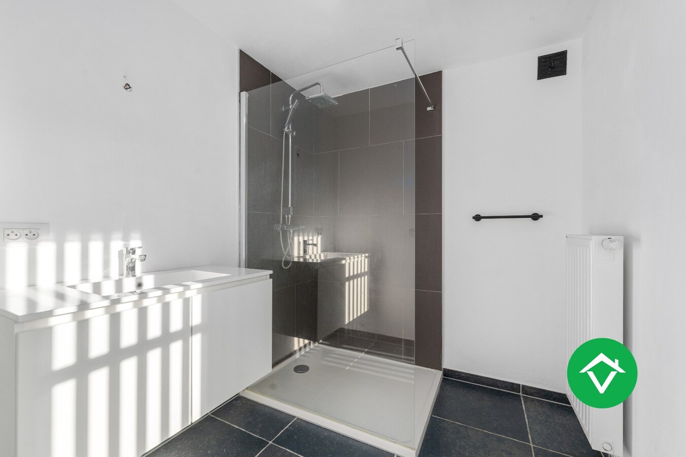 Volledig vernieuwde woning met 3 slaapkamers en bijgebouw in centrum Koekelare 