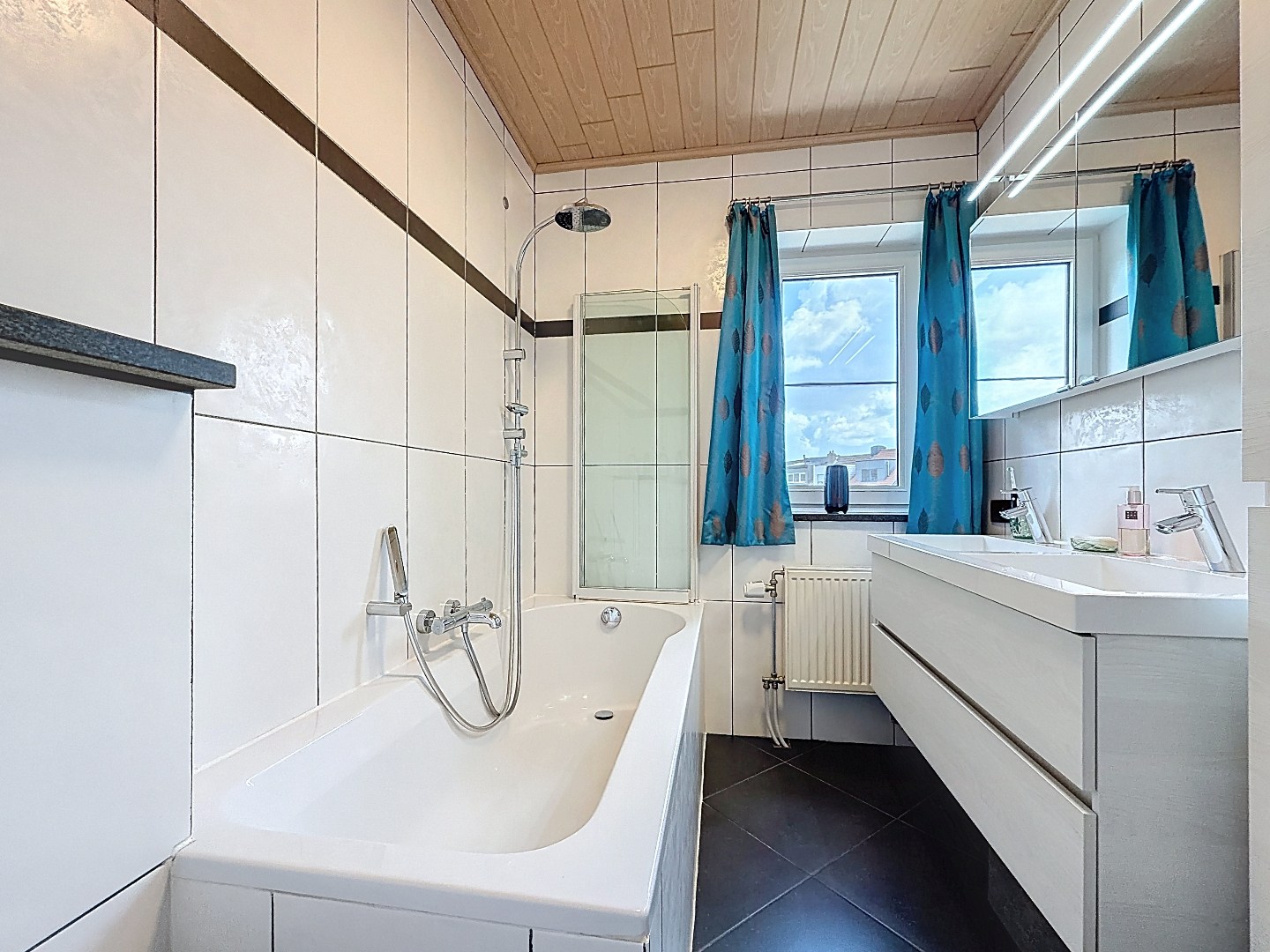 Instapklare bel-etage woning met mooi aangelegde tuin in Merksem 