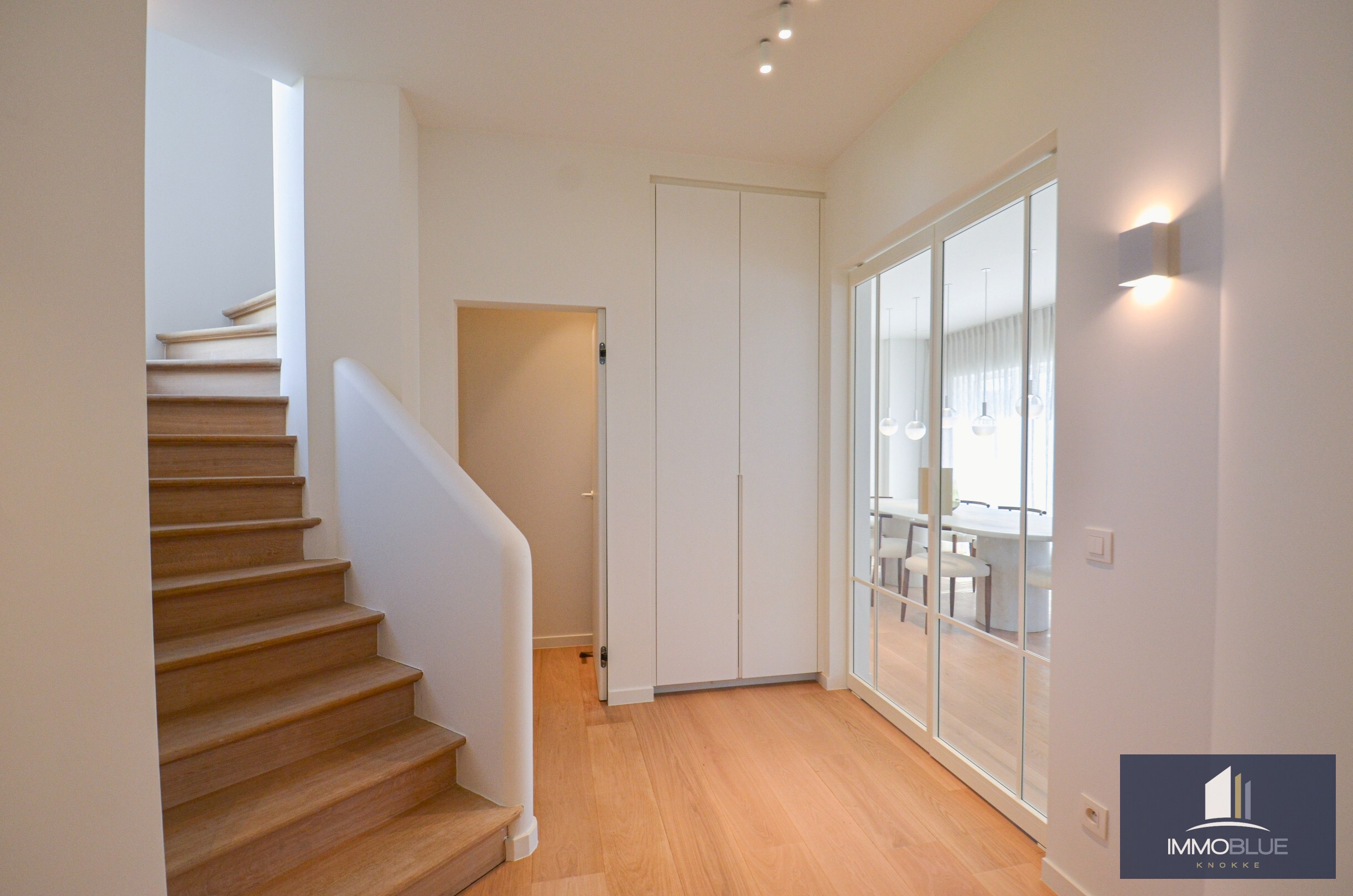 Exclusieve villa: Uitzonderlijk volledig gerenoveerde villa met frontaal zeezicht. 