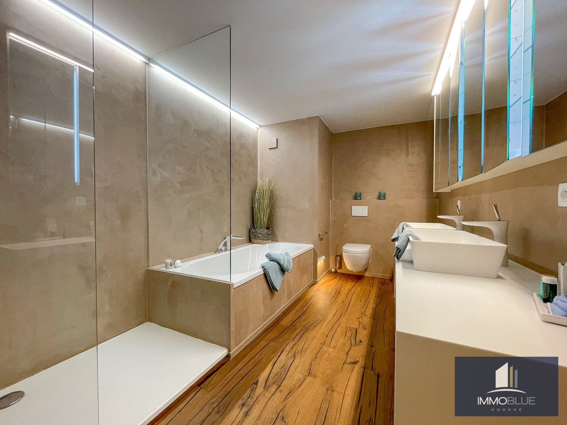 Uitzonderlijk, luxueus afgewerkt hoekappartement met frontaal zeezicht. 