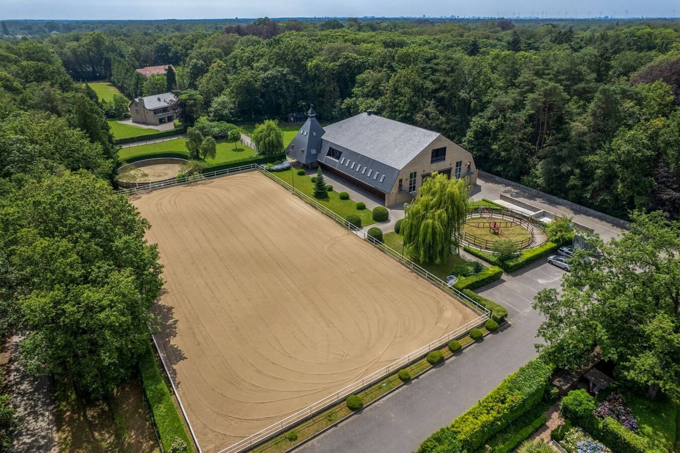 Exclusief eigendom met twee volwaardige, zelfstandige villa-woningen, een conciërgeverblijf en luxueuze paardenfaciliteiten op ruim 2 ha te Brasschaat 