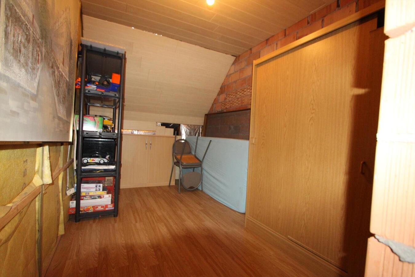 Ruime alleenstaande woning met 5 slaapkamers en garage te Koekelare 