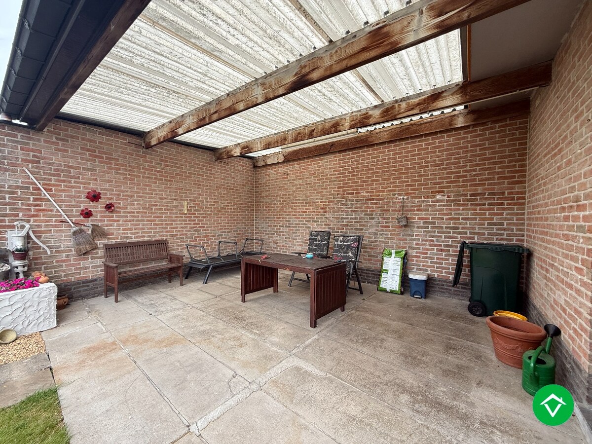 Alleenstaande woning met 5 slaapkamers, tuin en garage/loods te Roeselare 