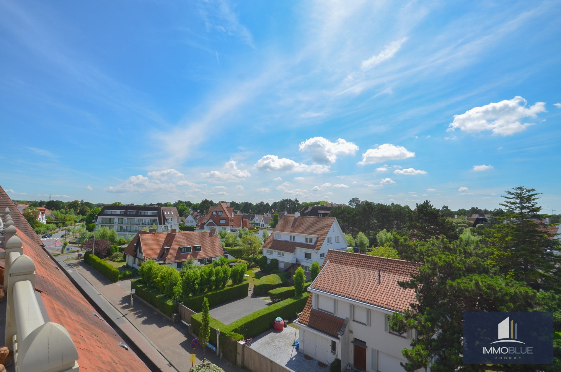 Appartement duplex élégant avec terrasses ensoleillées et vue dégagée sur les villas du Zoute. 