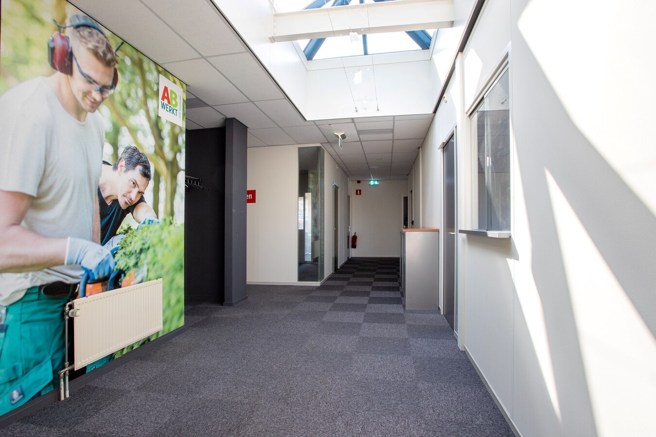 Vrijstaande representatieve kantoorruimte van circa 342 m2 met ruim voldoende parkeergelegenheid. (circa 20 plaatsen) 