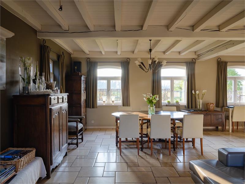 Villa-landhuis met prachtig zicht op uitgestrekte achterliggende velden 