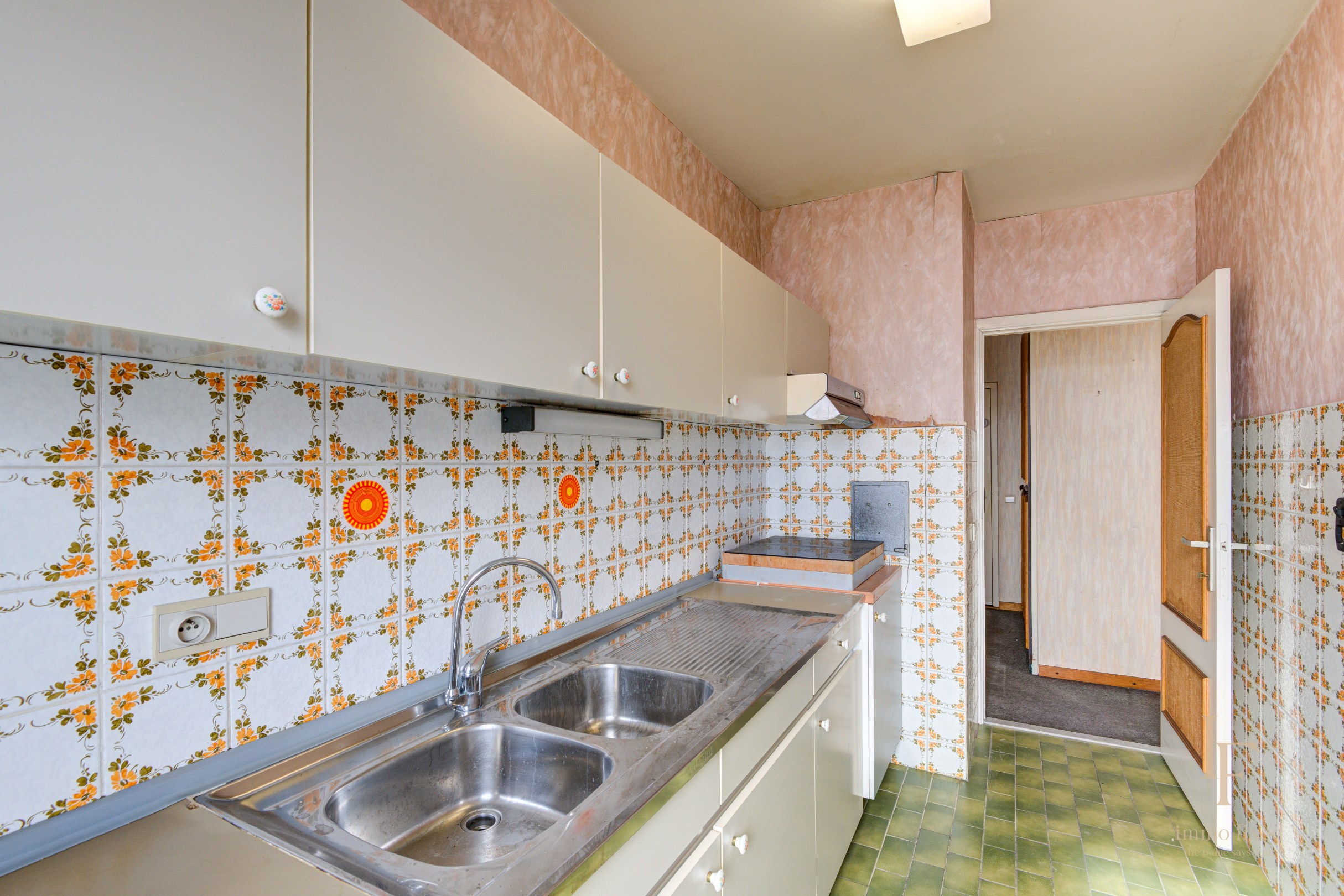 Te renoveren parel met potentieel + garagebox te Berchem! 