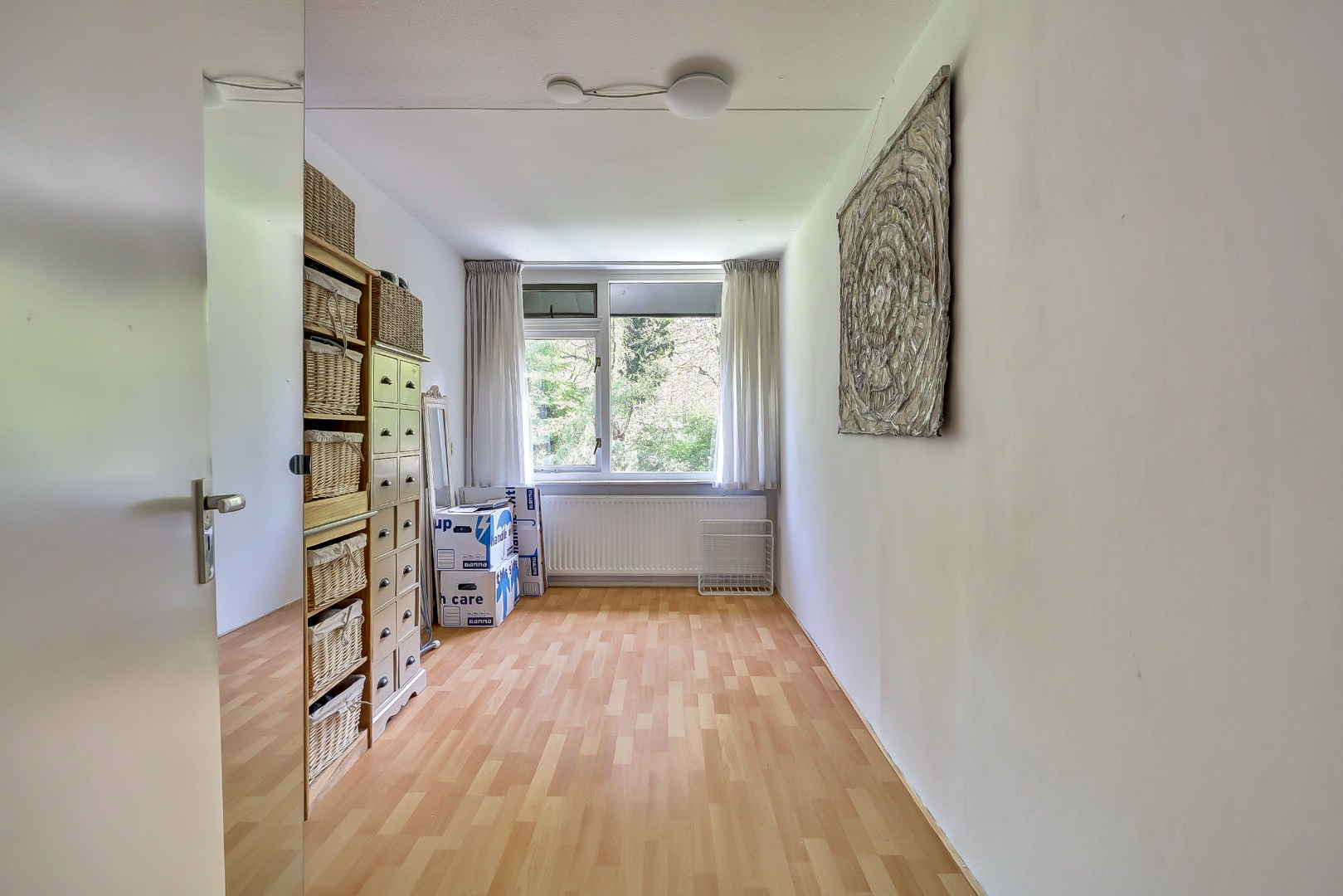Goed onderhouden geschakelde  5-kamer woning, instapklaar, parkeerplaats, berging, zonnige tuin en gelegen in de zeer kindvriendelijke wijk Ommoord. 