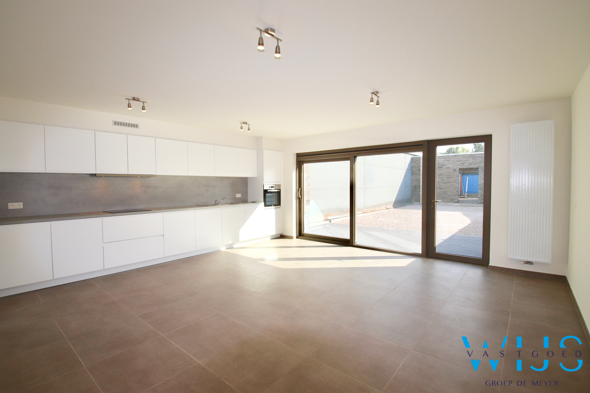 Instapklaar GELIJKVLOERSAPP. met tuin &amp; garage te Zelzate ! 