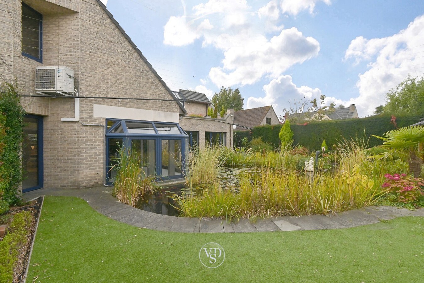 Ruim handelspand met penthouse in villastijl 