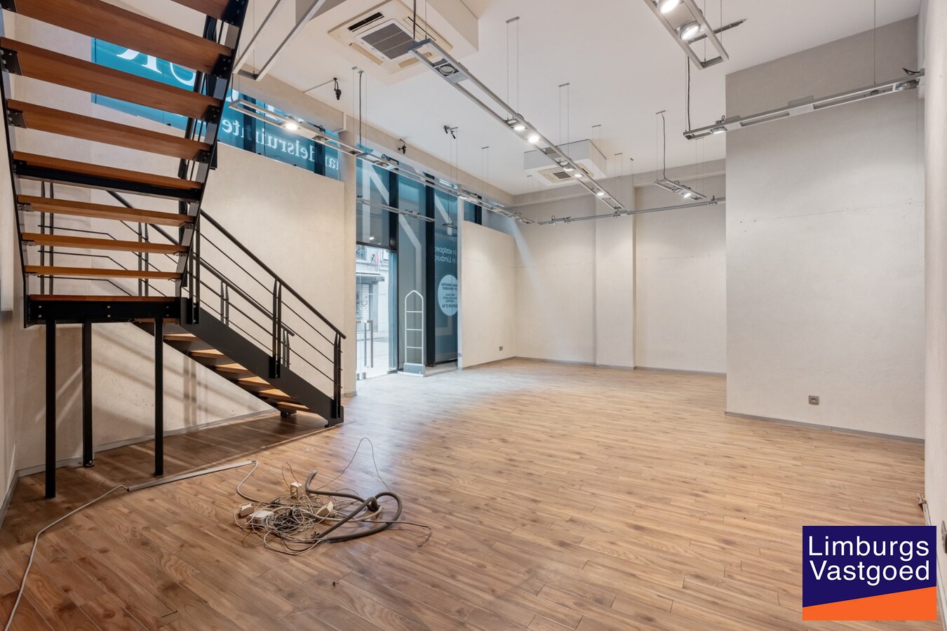 Handelspand, 150m², met 1-slaapkamerappartement op topligging in het centrum 