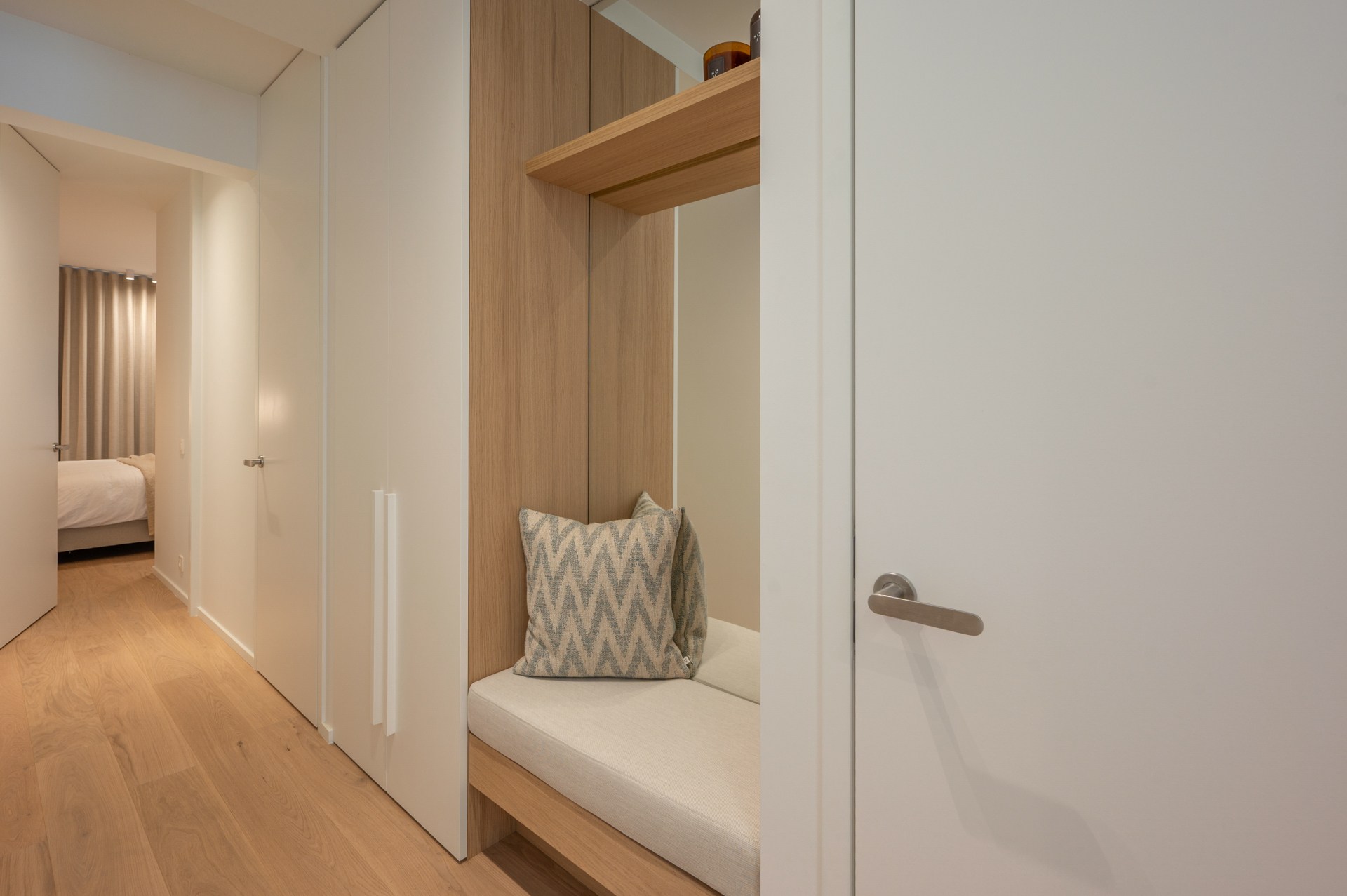Appartement rénové de haut standing situé du côté ouest avec vue latérale sur la mer. 