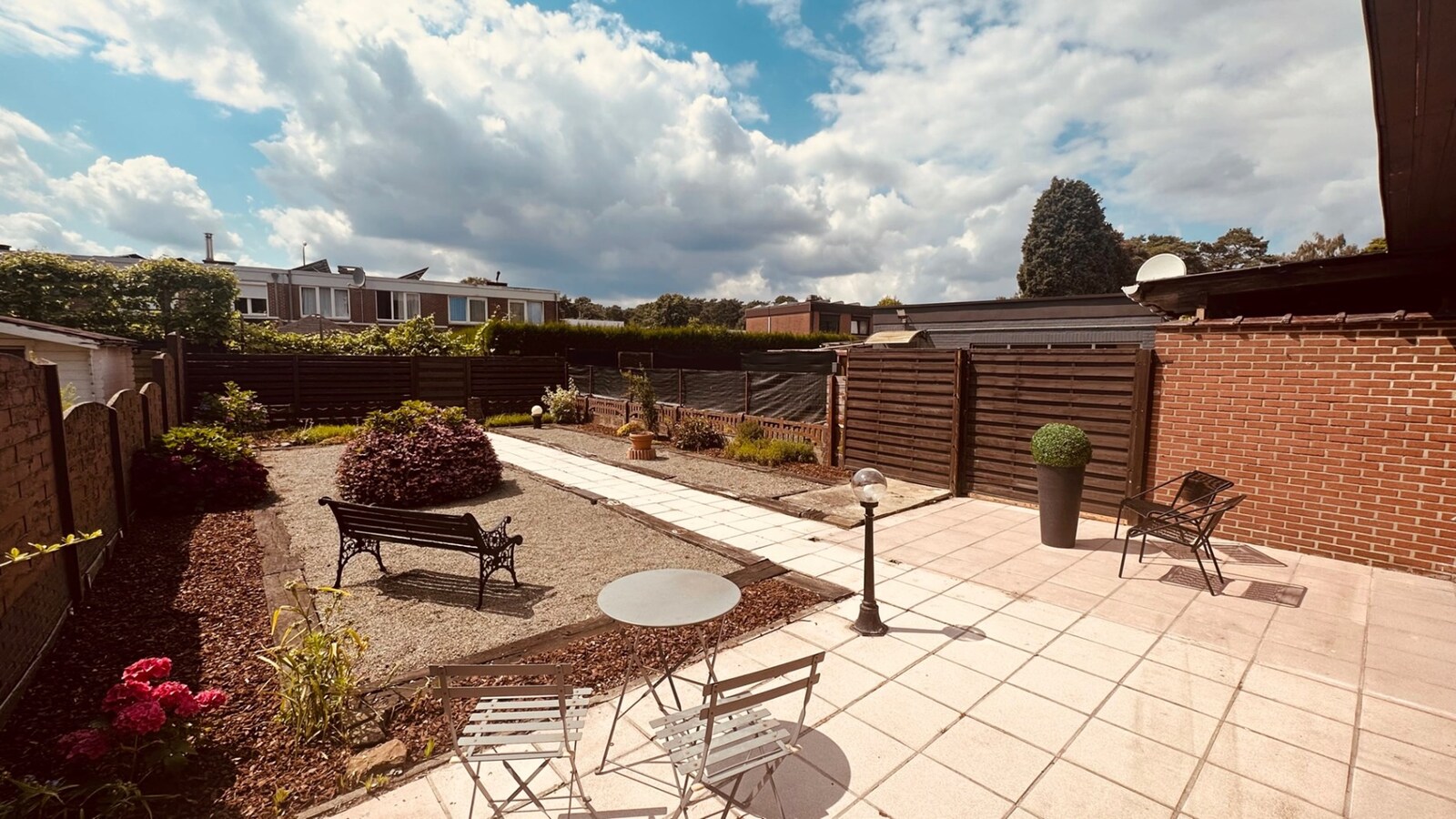 Ruime instapklare woning met 4 slaapkamers, tuin en garage. 