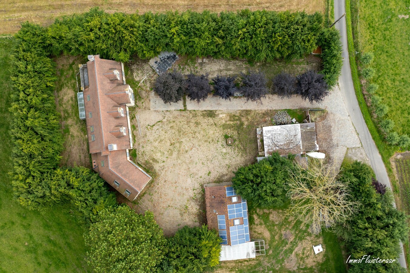 Hoogwaardige ruwbouwvilla met bijgebouw en weide 