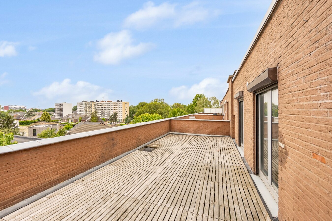 Unieke penthouse studio mét slaaphoek en topterras in het centrum van Genk! 