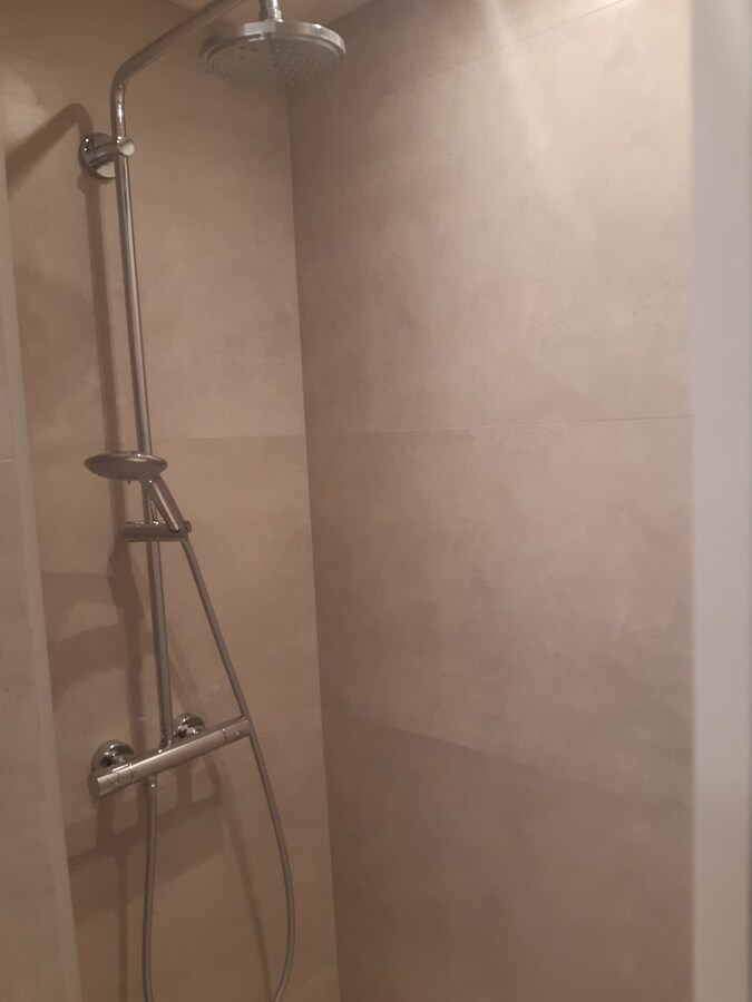 BEN-appartement met terras en tuintje. 