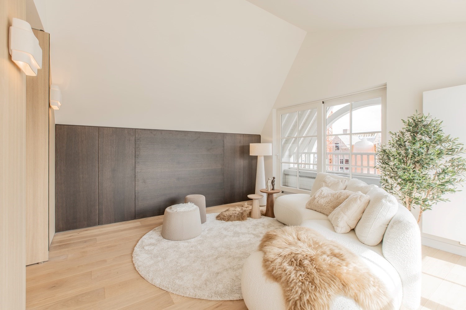 Lichtrijk penthouse appartement met aangename zonneterrassen op amper 50m wandelafstand van de Zeedijk-Albertstrand. 