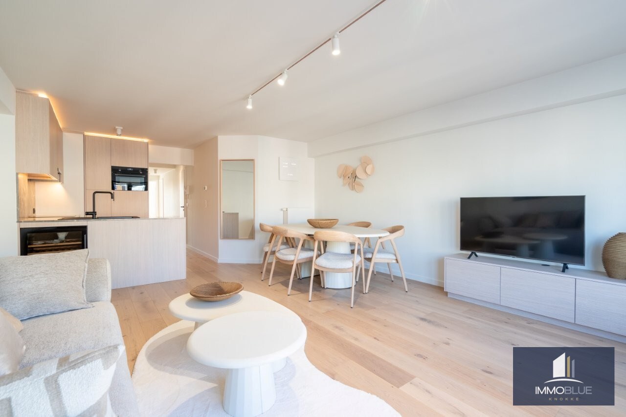 Volledig gerenoveerd, lichtrijk appartement gelegen in een kleine residentie. 