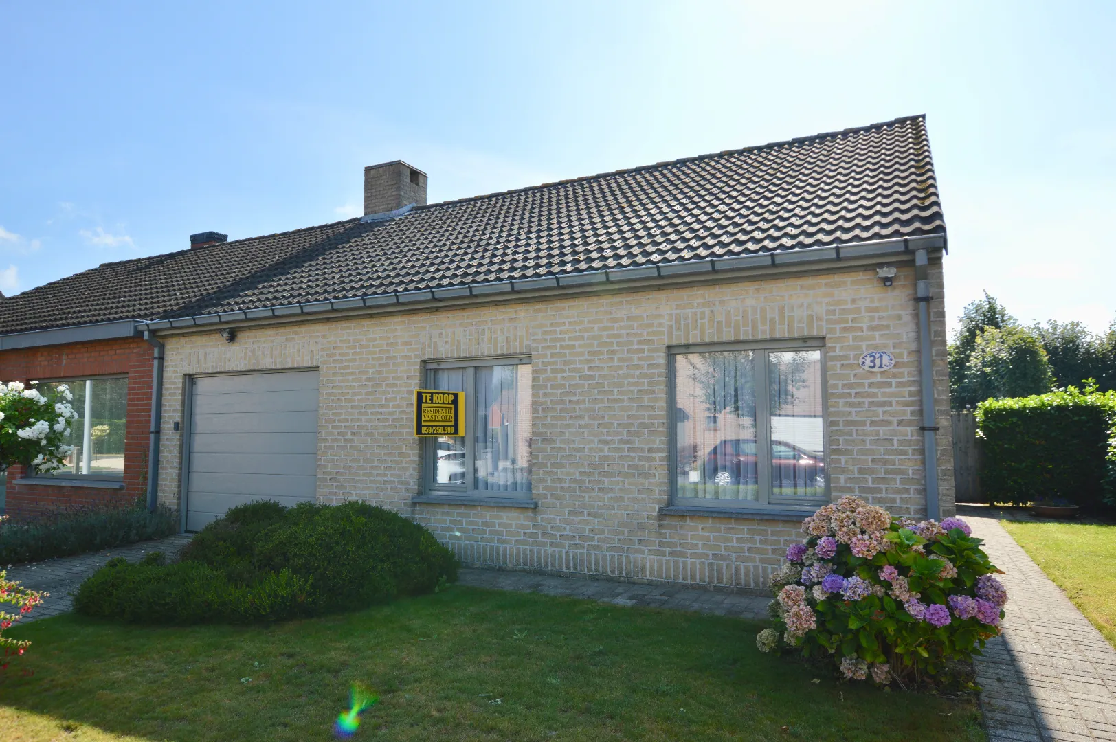 Instapklare en goed onderhouden halfopen bebouwing op 590 m² in rustige verkaveling te Loppem