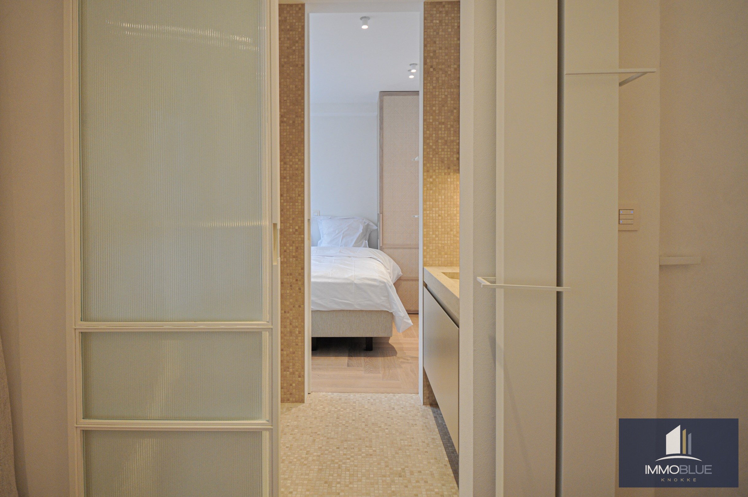 Appartement entièrement rénové et lumineux avec une vue dégagée magnifique, situé dans une résidence de standing. 