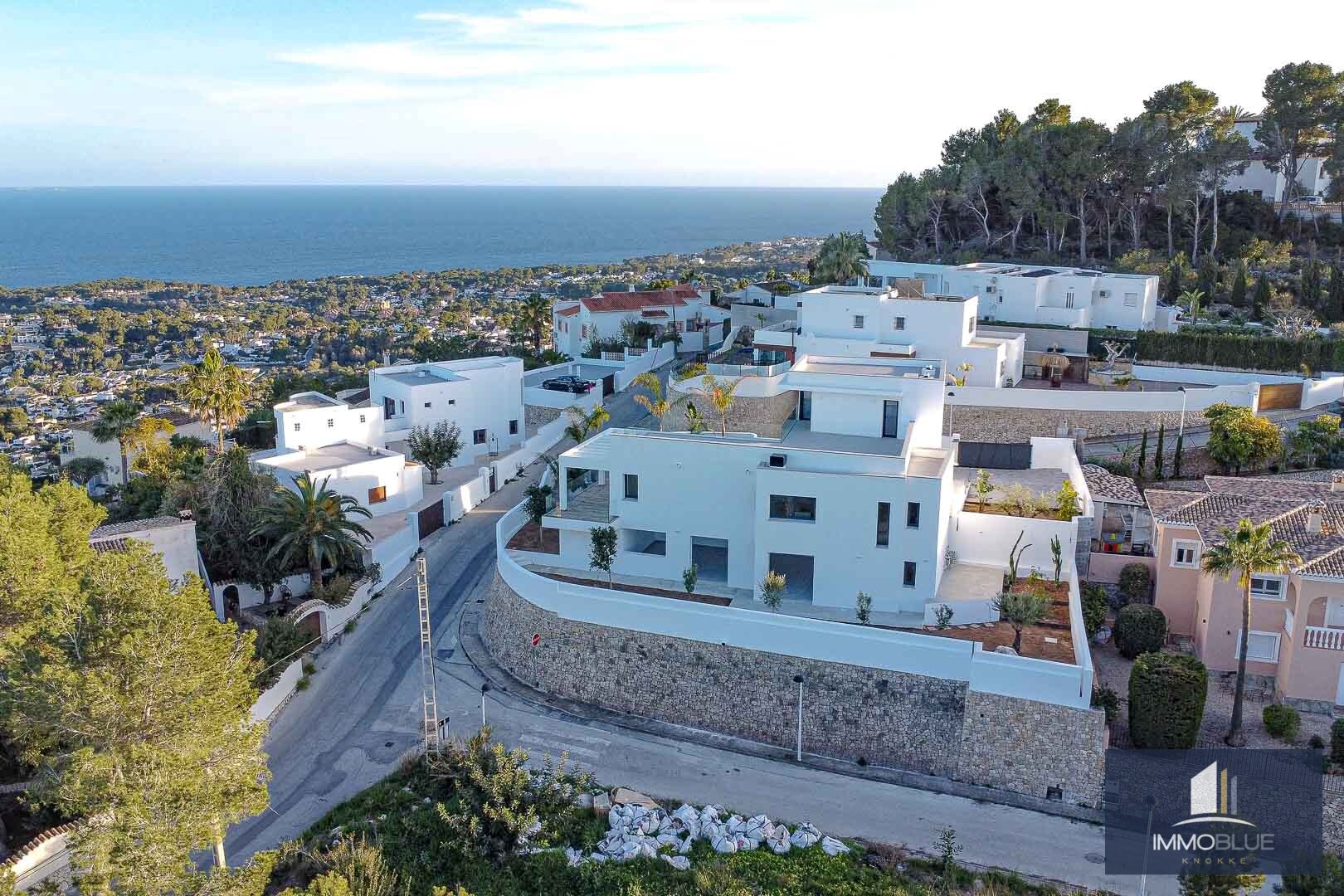 Villa nouvellement construite avec une orientation sud parfaite dans le cadre verdoyant de Moraira; 