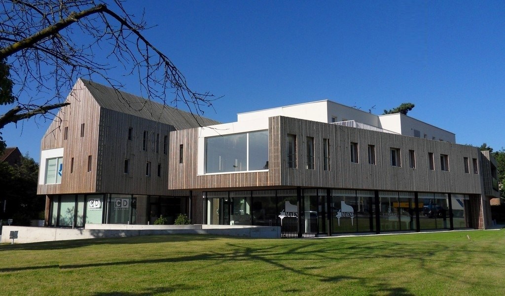 Ingedeelde kantoorruimte te huur aan oprit E40 in Sint-Denijs-Westrem