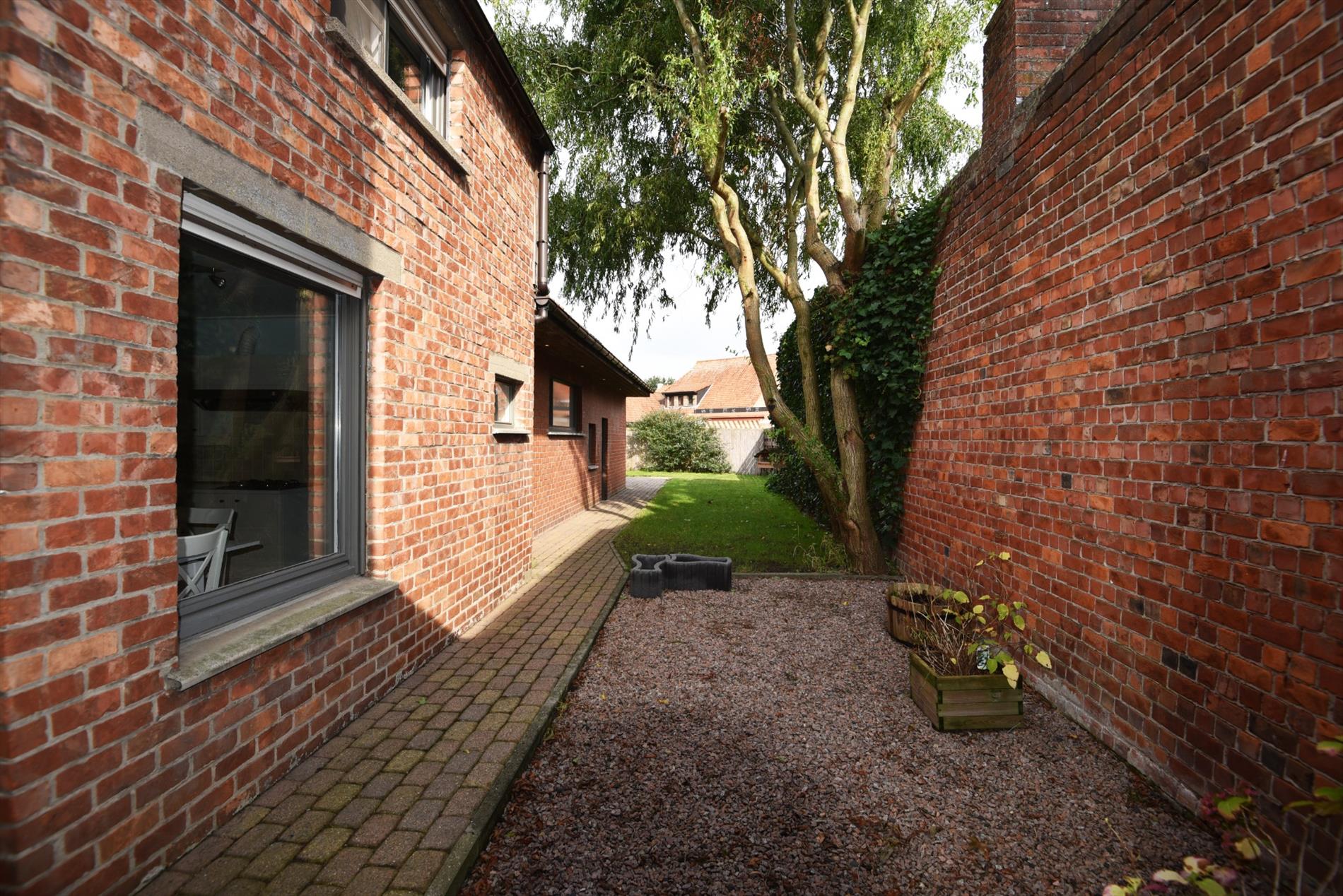 Gezinswoning met 2 slpks (mogelijkheid 3), garage en tuin nabij centrum Maldegem 