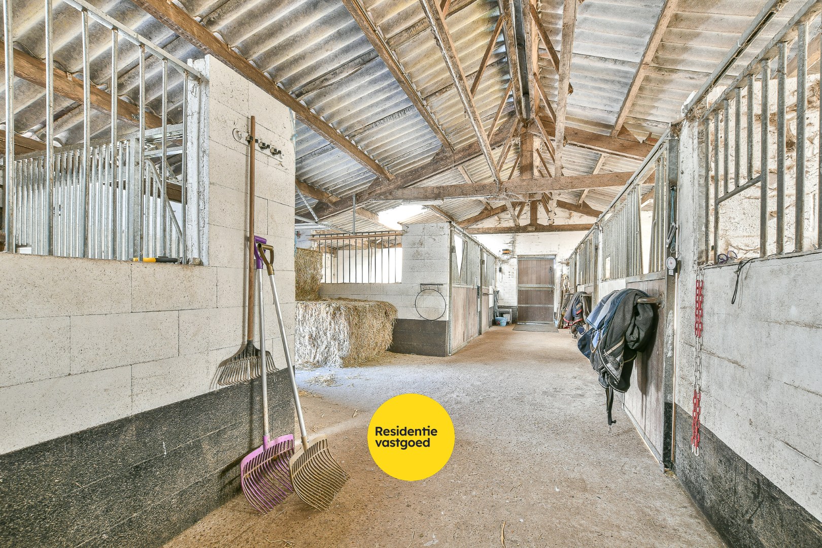 Authentieke hoeve met bouwland, stallen en bijgebouwen op unieke landelijke ligging tussen De Haan en Nieuwmunster 