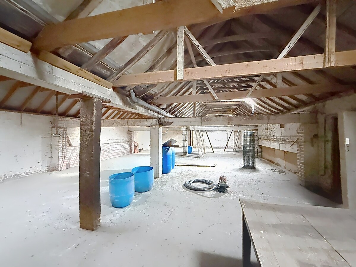Kloeke woning met vier slaapkamers en ruim magazijn in Hulste. 