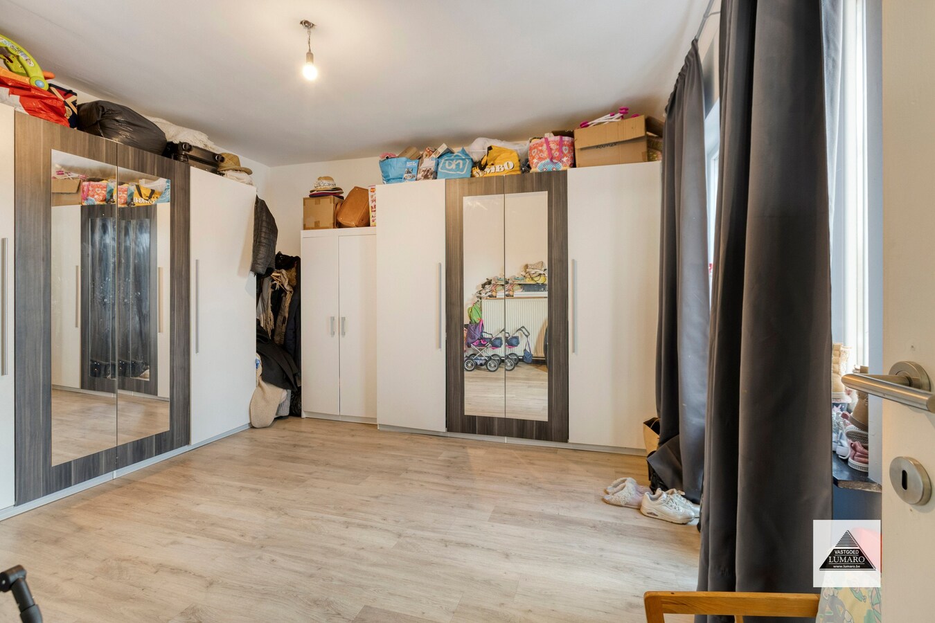 Gelijkvloers appartement met tuintje en parking 