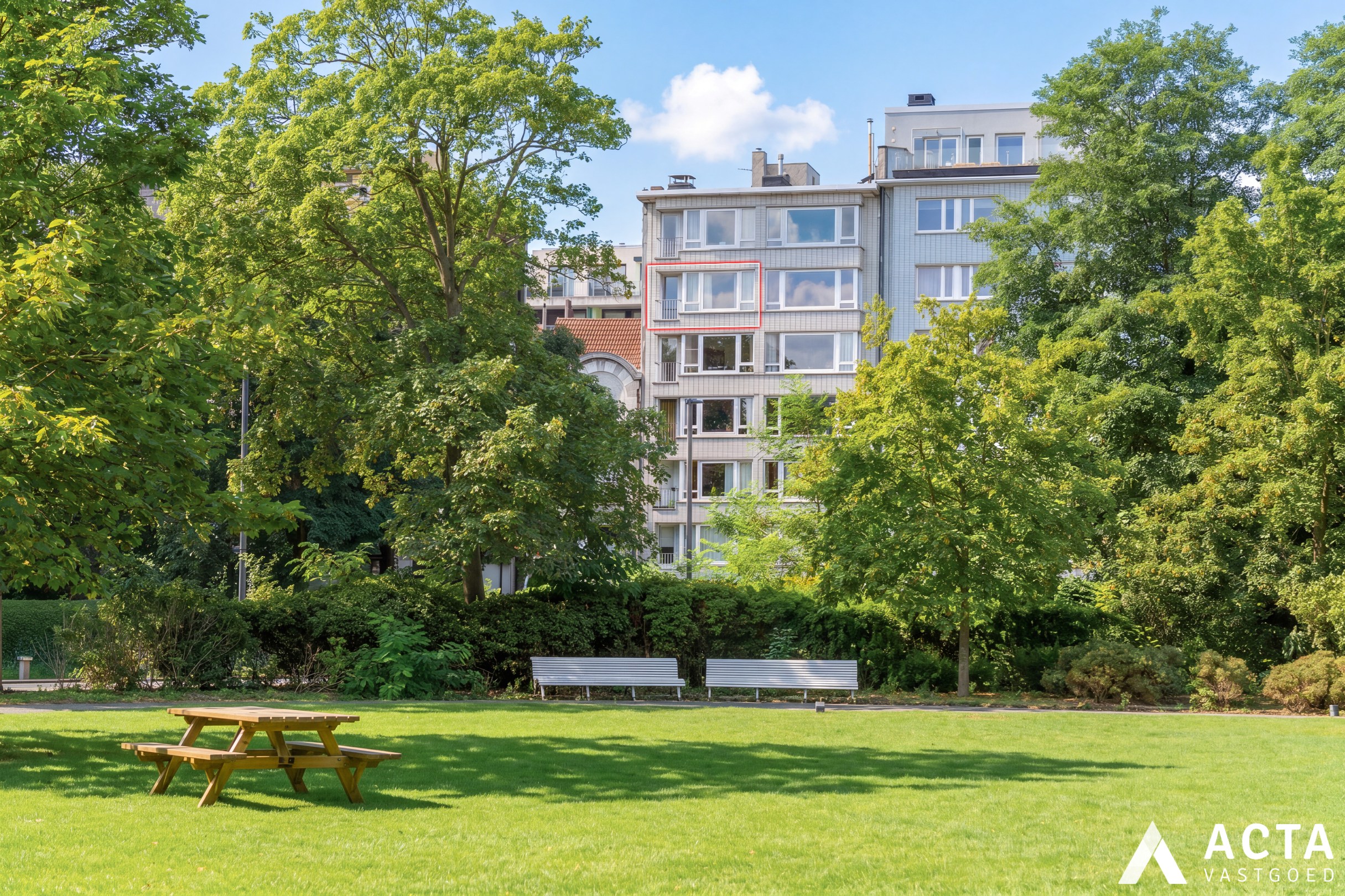 Instapklaar appartement met twee slaapkamers en parkzicht. 