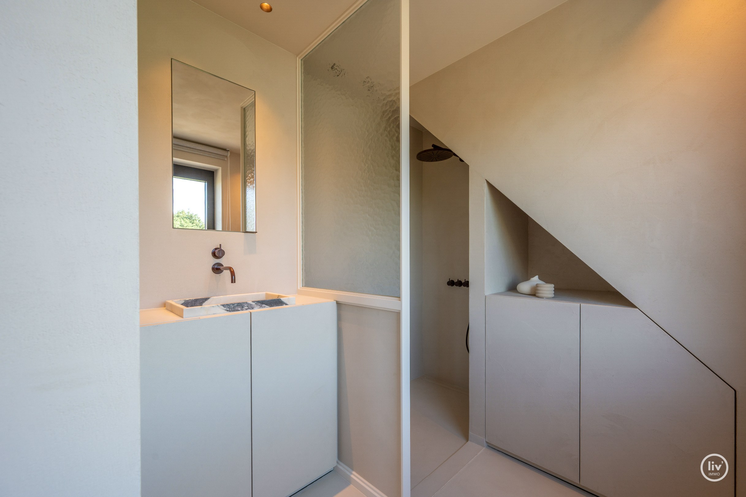 Luxe, comfort kortom een prachtig gerenoveerde woning in hartje Knokke. 