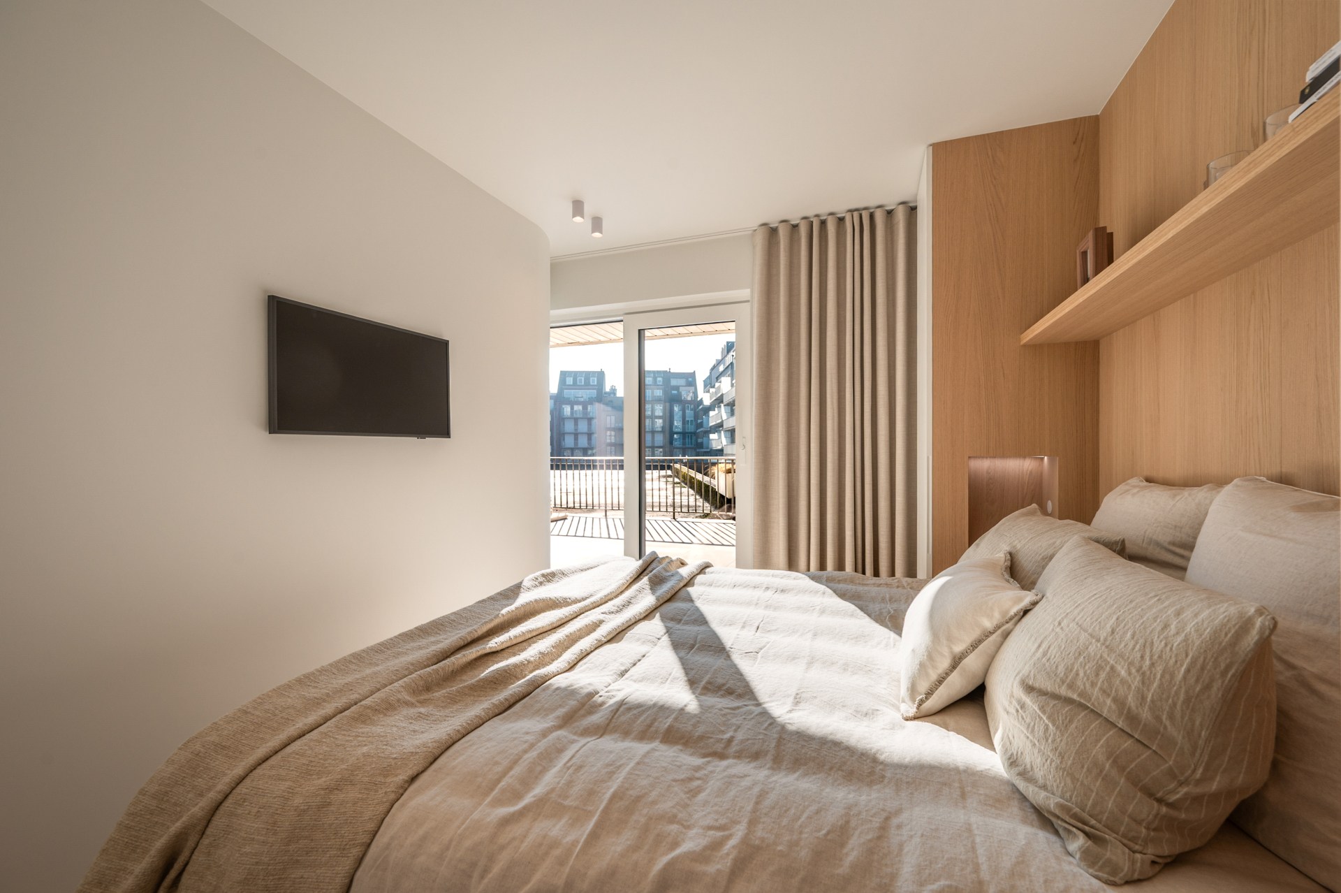 Exclusief gerenoveerd appartement met 3 slaapkamers te koop vlak bij het Albertstrand en het Lichtorenplein. 