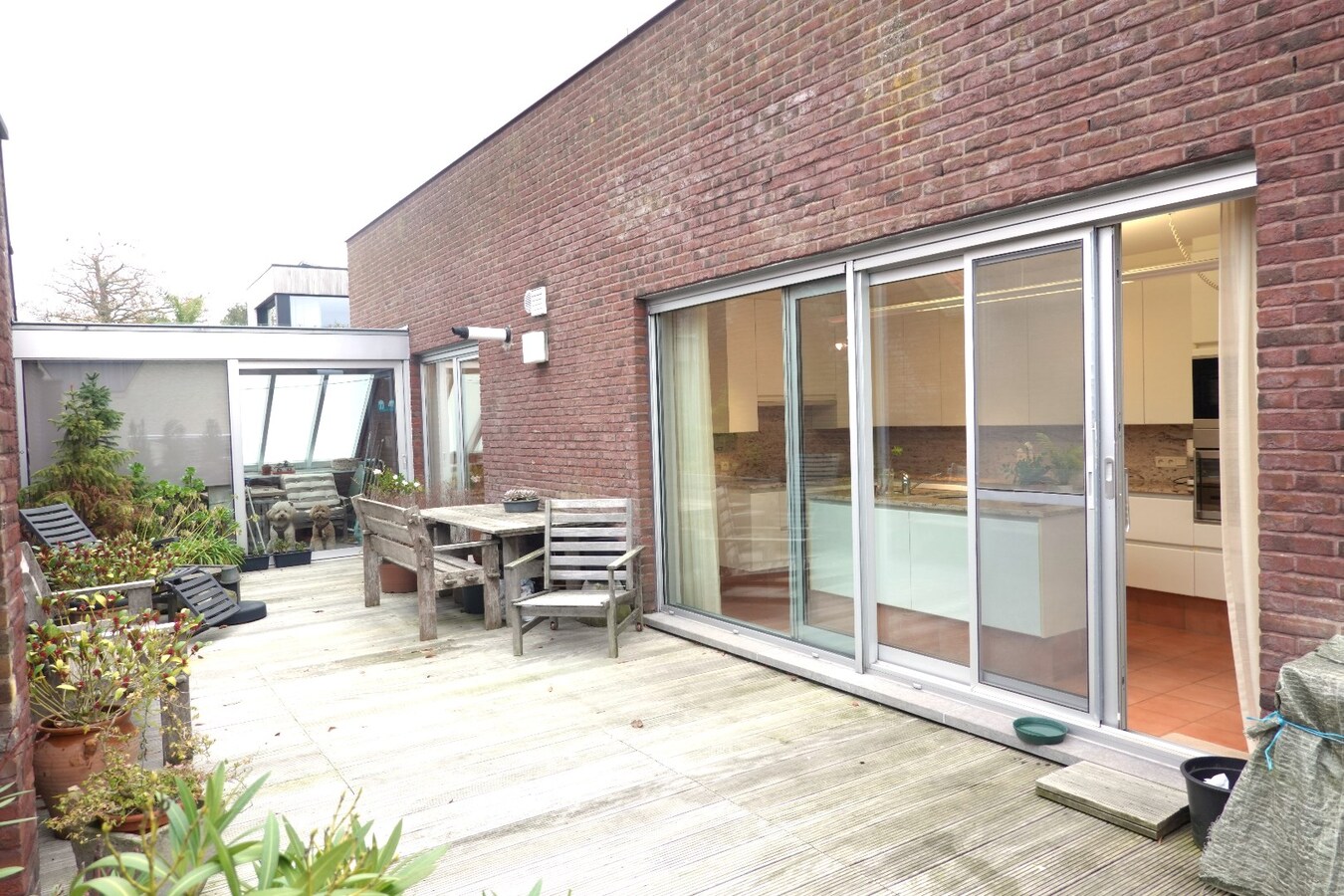 Lichtrijk en ruim appartement met garage (EPC: B) 