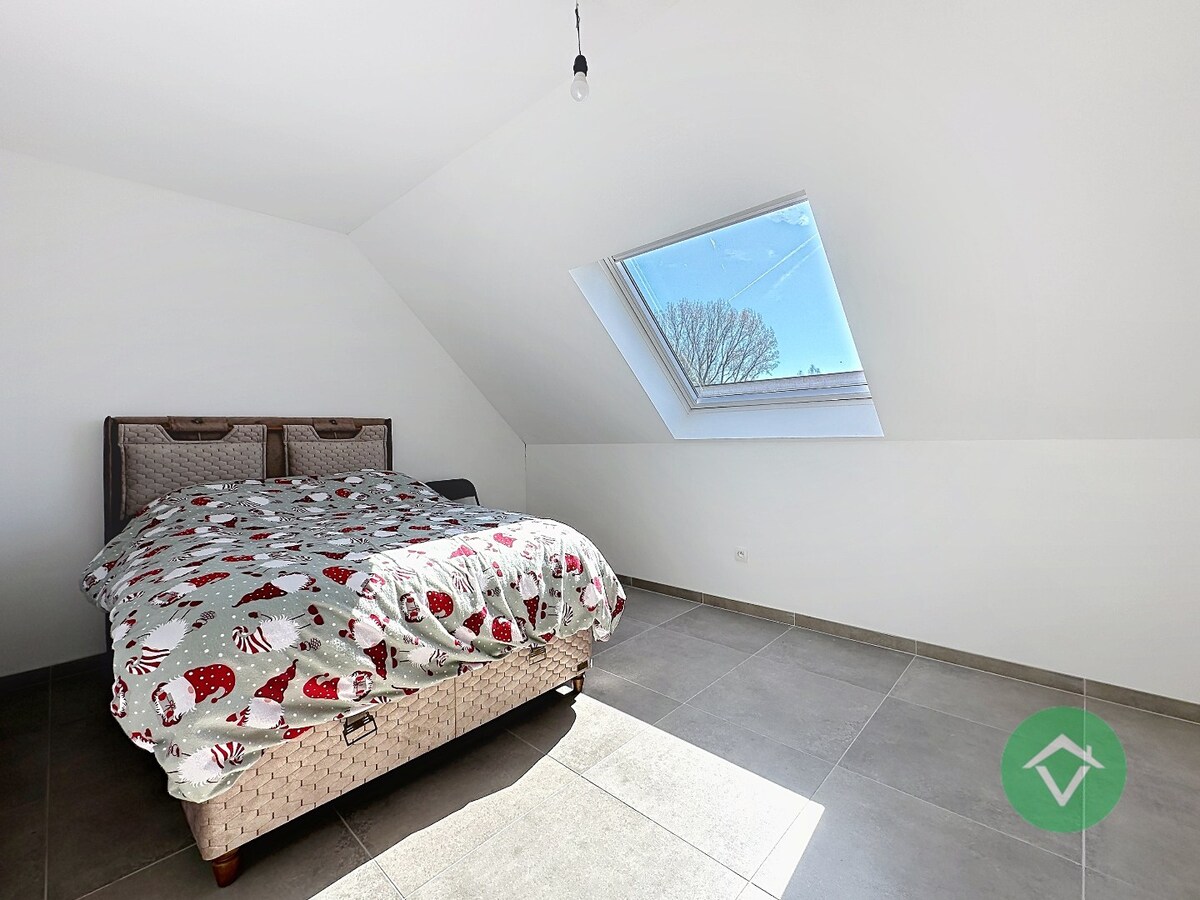 Moderne nieuwbouw tussenwoning met drie slaapkamers en garage in Moere 