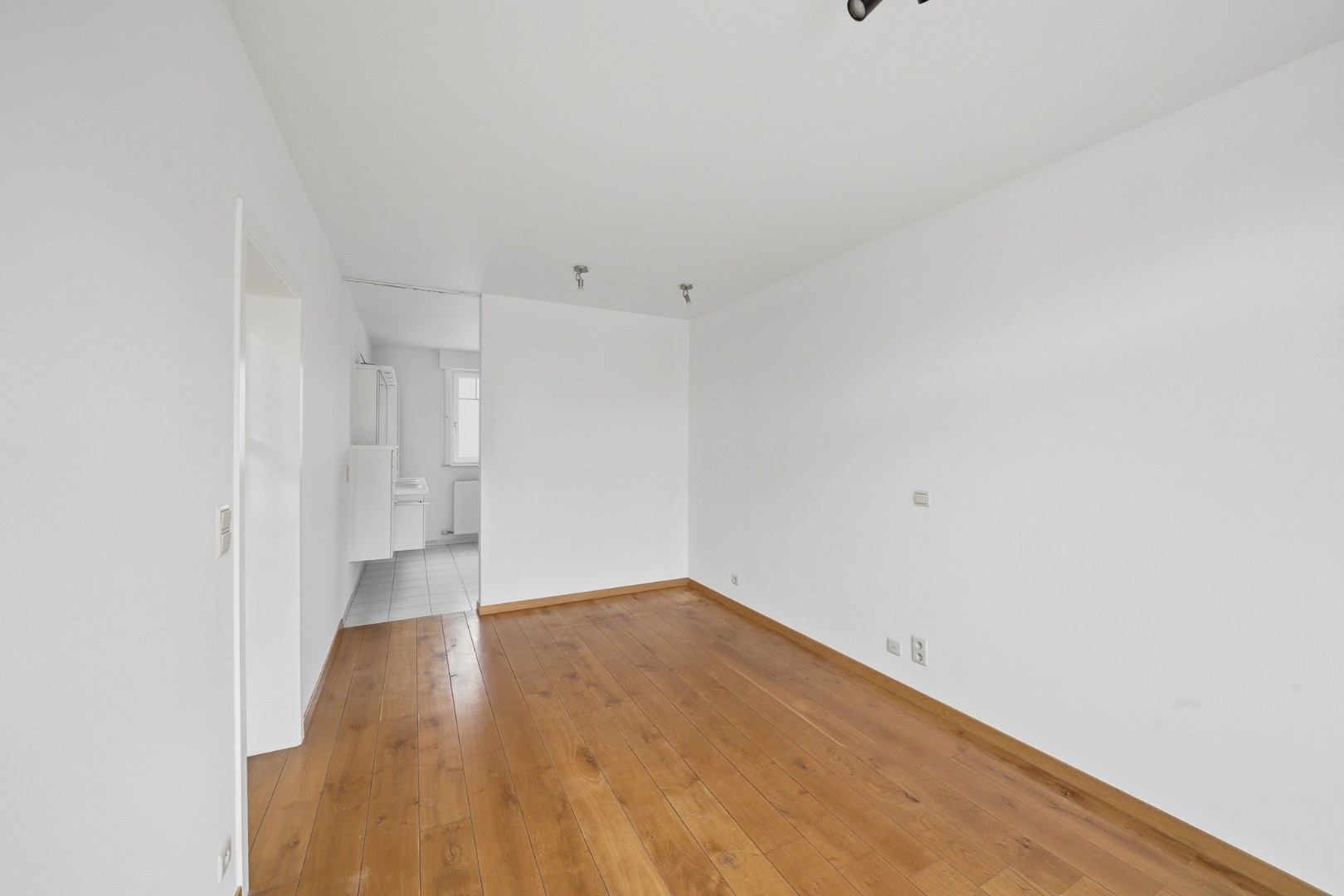 Karaktervolle instapklare hoekwoning met inpandige garage en zonnige stadstuin 