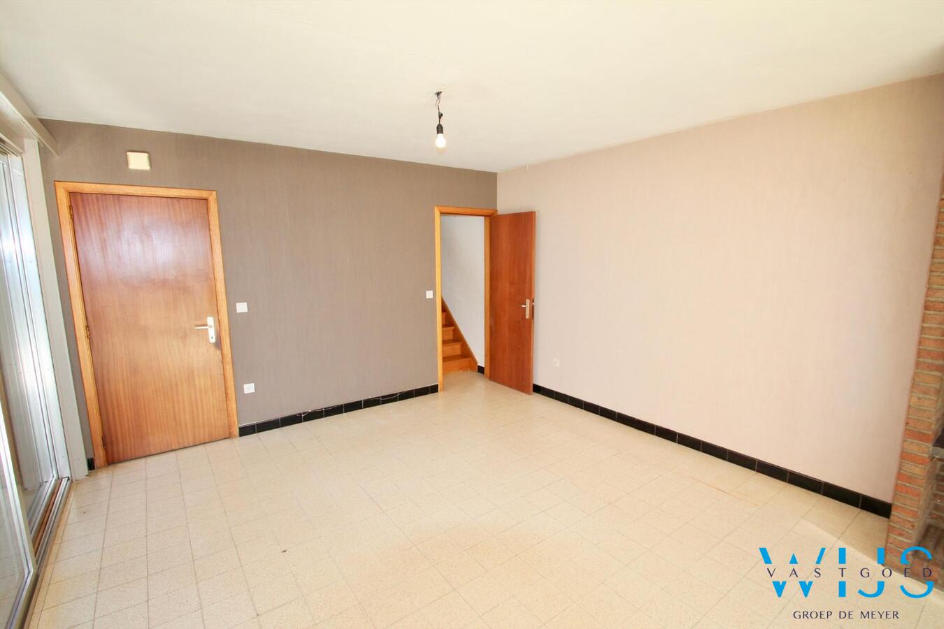 Vlot te renoveren woonhuis op een ruim perceel van 1130 vierkante meter te OOSTEEKLO ! 