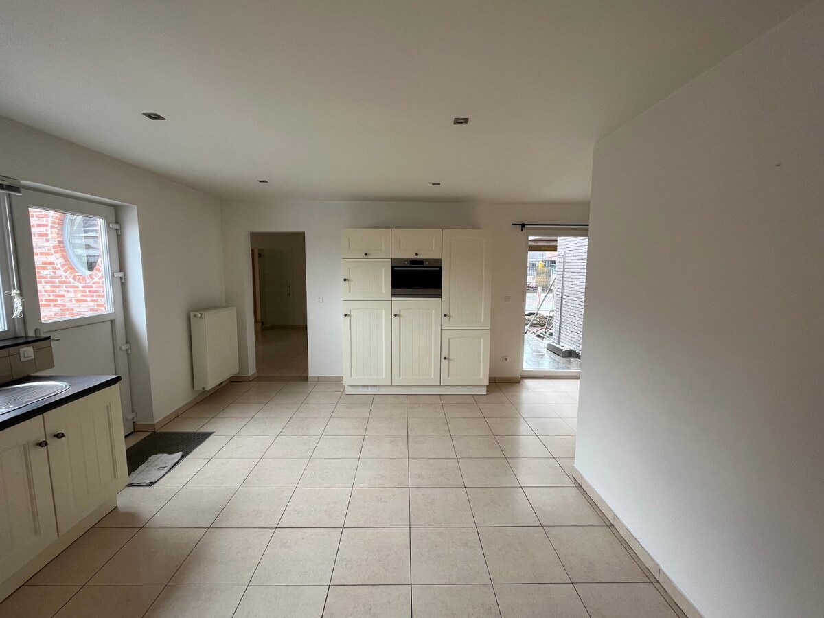 Bijzonder ruime, praktisch ingedeelde gezinswoning 