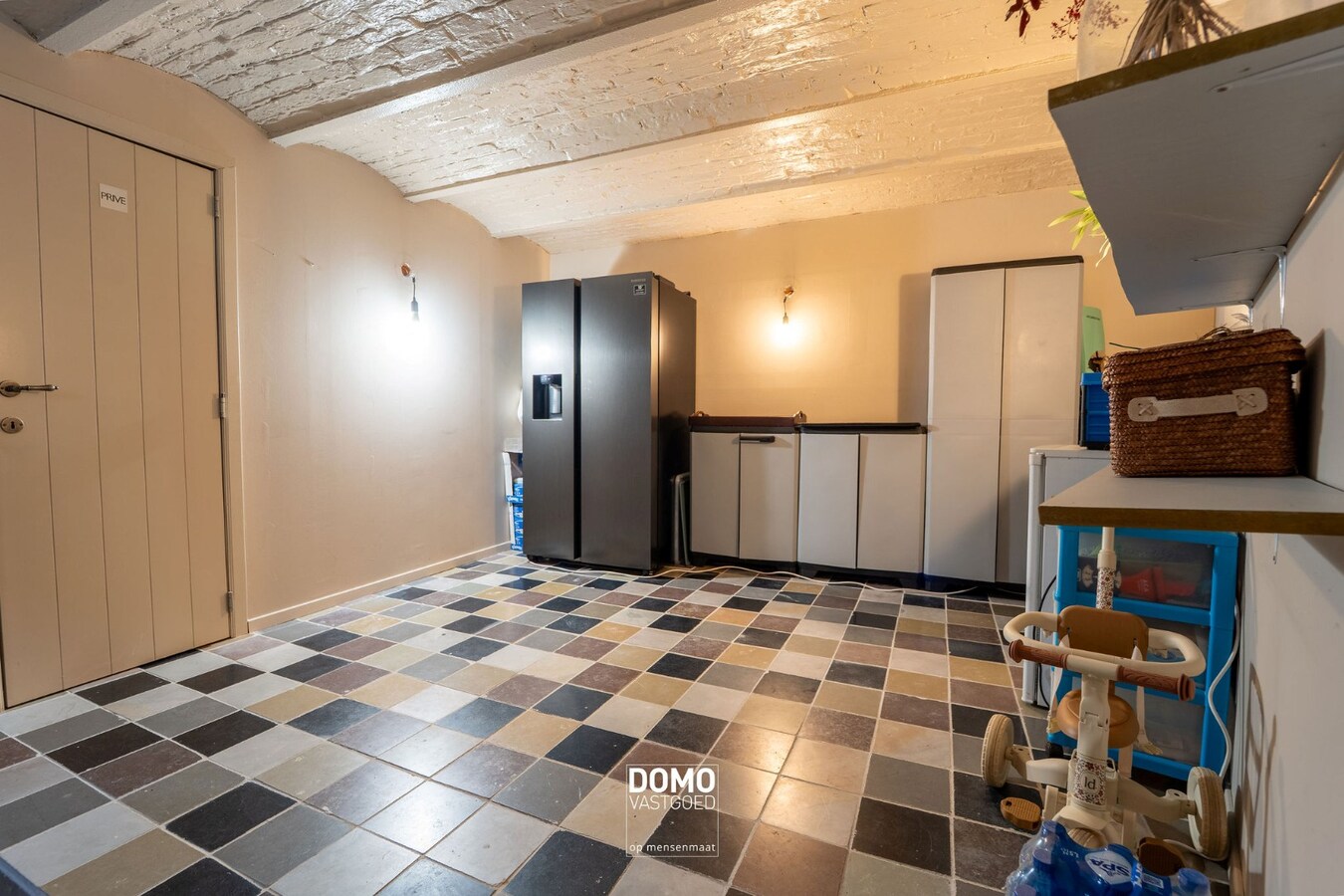 RUIME, INSTAPKLARE EN GERENOVEERDE WONING MET KANTOORGEBOUW INCLUSIEF PARKEERGELEGENHEID, TUIN EN ZWEMBAD TE MIELEN BOVEN AALST (GINGELOM) 