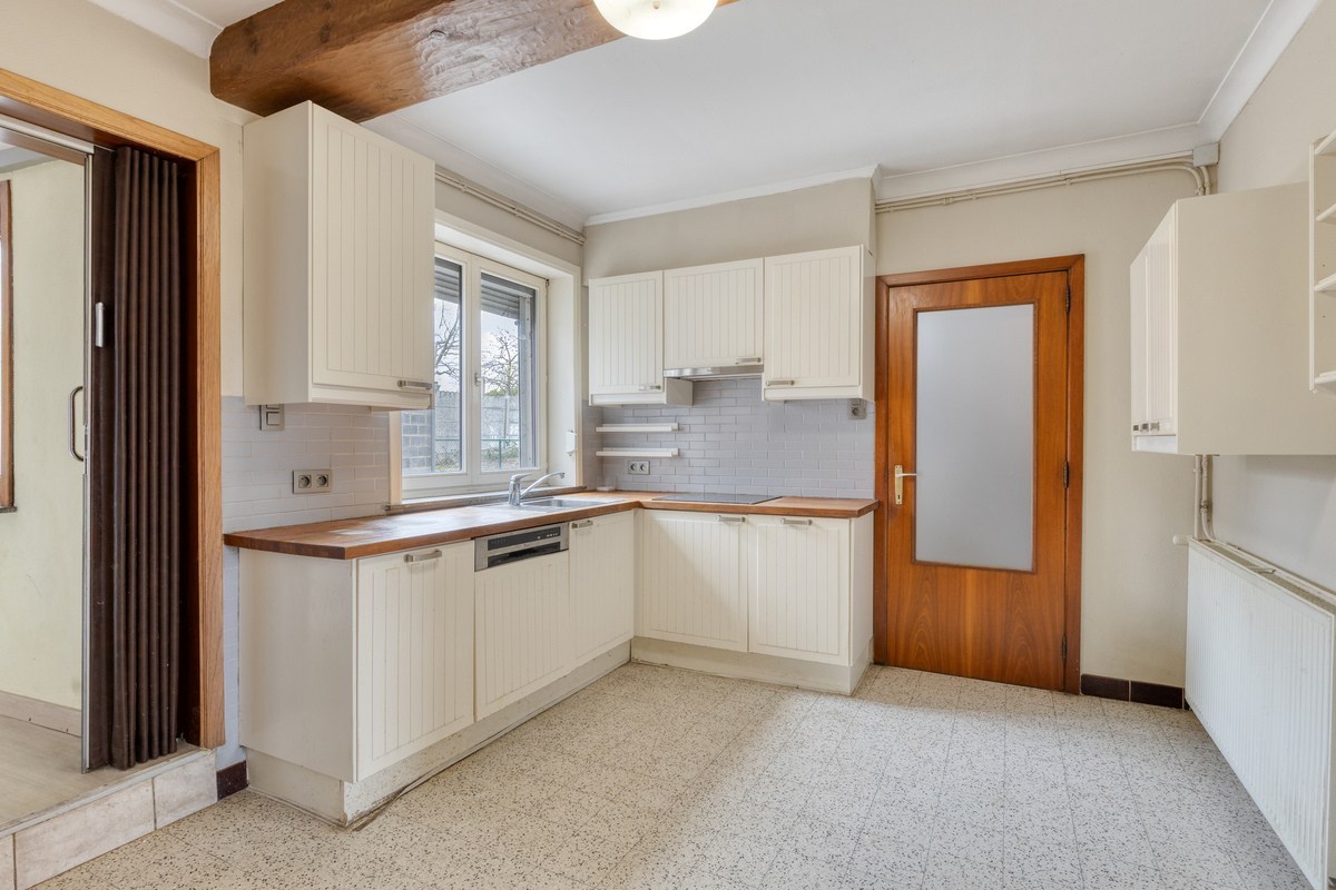 Mogelijkheid om te splitsen in 2 woningen - Half open bebouwing (hoeve) met 5 slaapkamers, tuin, terras en zeer ruime garage in Oorbeek (Tienen)! – EPC 730 kWh/m² - bewoonbare opp. 195 m² 