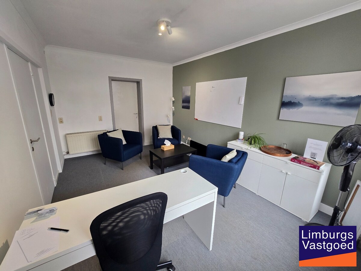 Gelijkvloerse kantoorruimte 108 m² met privé parkeerplaatsen 