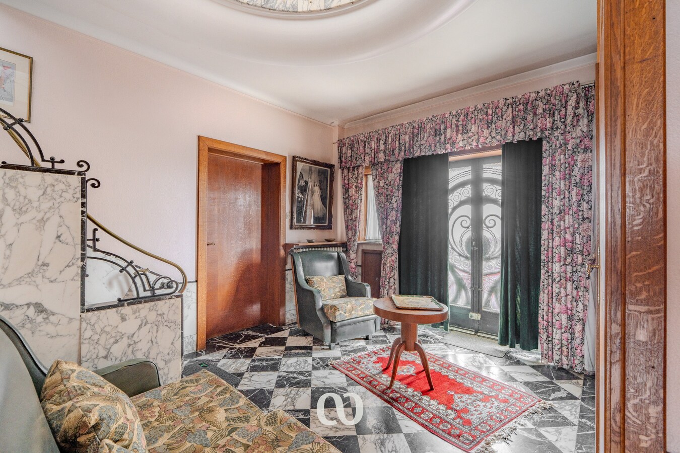 Zeer grote karaktervolle woning in art-deco stijl met tal van mogelijkheden 